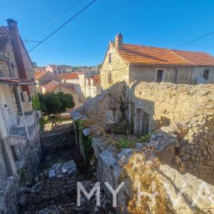 Kamena Kuća na Mora u centru Vrboske