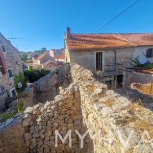 Kamena Kuća na Mora u centru Vrboske