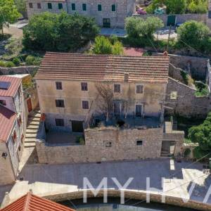 Kamena Kuća na Mora u centru Vrboske