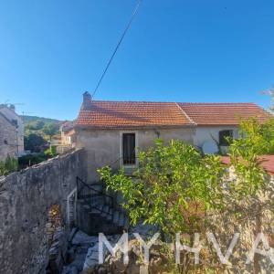 Kamena Kuća na Mora u centru Vrboske