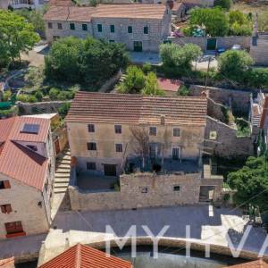 Kamena Kuća na Mora u centru Vrboske