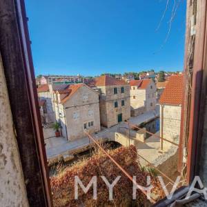 Kamena Kuća na Mora u centru Vrboske