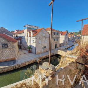 Kamena Kuća na Mora u centru Vrboske