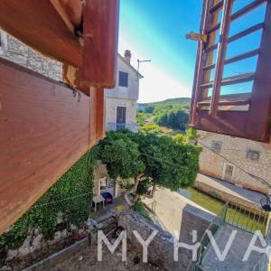 Kamena Kuća na Mora u centru Vrboske