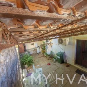 Kamena Kuća na Mora u centru Vrboske