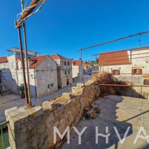 Kamena Kuća na Mora u centru Vrboske