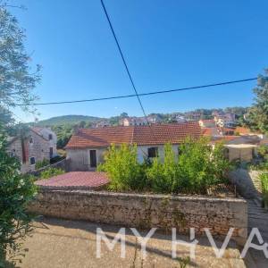 Kamena Kuća na Mora u centru Vrboske