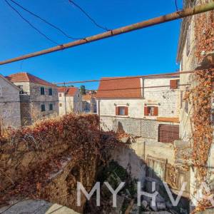 Kamena Kuća na Mora u centru Vrboske