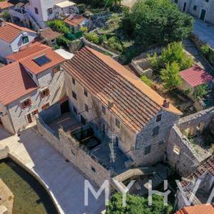 Kamena Kuća na Mora u centru Vrboske