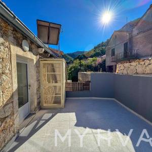 Kamena Kuća s Garažom