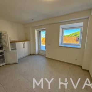 Kamena Kuća s Garažom