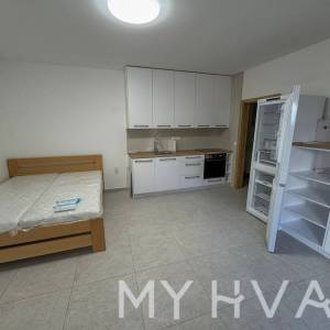 Kamena Kuća s Garažom