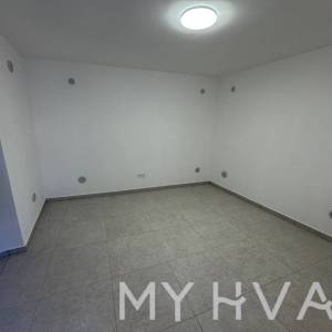 Kamena Kuća s Garažom