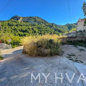 Kamena Kuća s Garažom