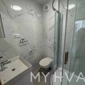 Kamena Kuća s Garažom