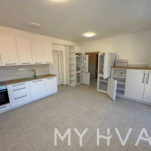 Kamena Kuća s Garažom