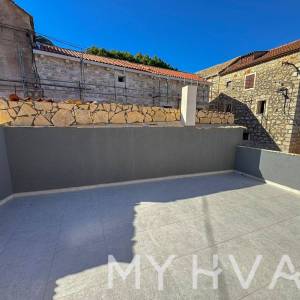 Kamena Kuća s Garažom