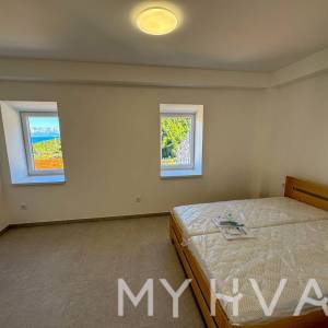 Kamena Kuća s Garažom