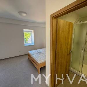 Kamena Kuća s Garažom