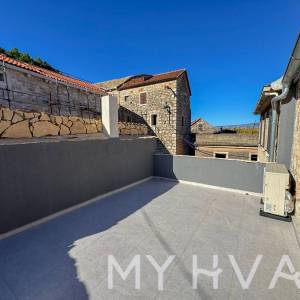 Kamena Kuća s Garažom