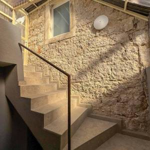 Kamena Kuća s Garažom