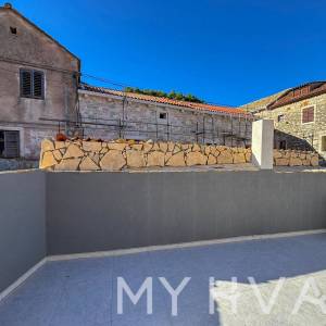 Kamena Kuća s Garažom