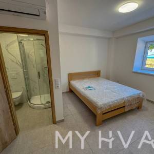 Kamena Kuća s Garažom