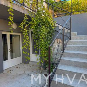 Kamena Kuća s Garažom