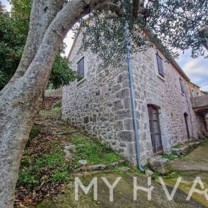 Kamena Kuća sa Građevinskim Zemljištem u Dolu