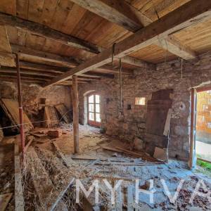 Kamena Kuća sa Građevinskim Zemljištem u Dolu