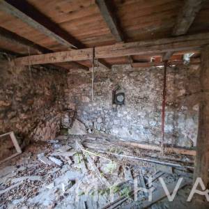 Kamena Kuća sa Građevinskim Zemljištem u Dolu