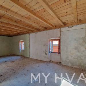 Kamena Kuća sa Građevinskim Zemljištem u Dolu