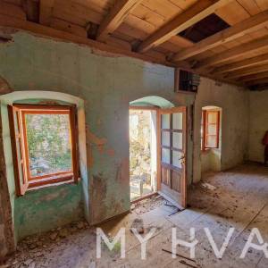 Kamena Kuća sa Građevinskim Zemljištem u Dolu