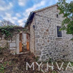 Kamena Kuća sa Građevinskim Zemljištem u Dolu