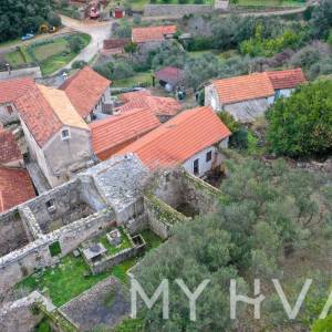 Kamena Kuća sa Građevinskim Zemljištem u Dolu