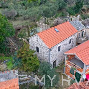 Kamena Kuća sa Građevinskim Zemljištem u Dolu