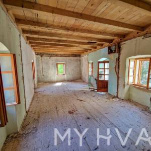 Kamena Kuća sa Građevinskim Zemljištem u Dolu