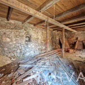 Kamena Kuća sa Građevinskim Zemljištem u Dolu