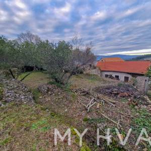 Kamena Kuća sa Građevinskim Zemljištem u Dolu