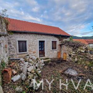 Kamena Kuća sa Građevinskim Zemljištem u Dolu