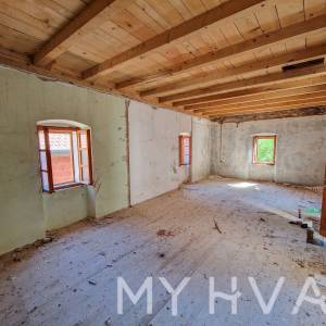 Kamena Kuća sa Građevinskim Zemljištem u Dolu