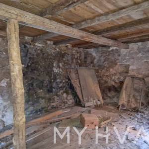 Kamena Kuća sa Građevinskim Zemljištem u Dolu