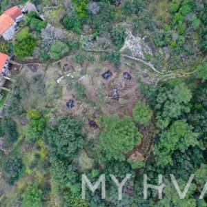 Kamena Kuća sa Građevinskim Zemljištem u Dolu