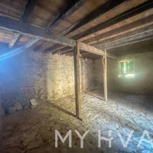 Kamena Kuća sa krovnon terasom u Svirće