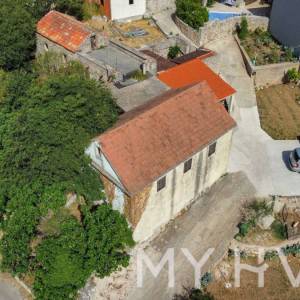 Kamena Kuća sa krovnon terasom u Svirće