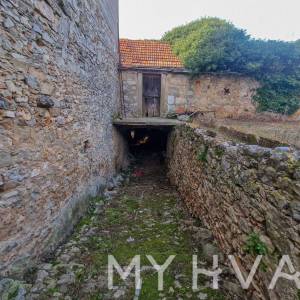 Kamena kuća sa mostom u Vrbanju