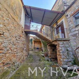 Kamena kuća sa mostom u Vrbanju