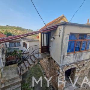 Kamena kuća sa mostom u Vrbanju