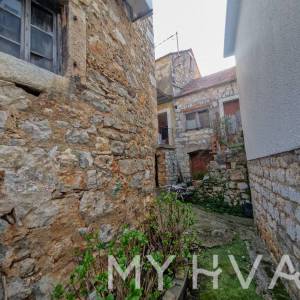 Kamena kuća sa mostom u Vrbanju