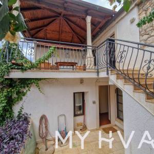 Kamena kuća u starom dijelu Jelse